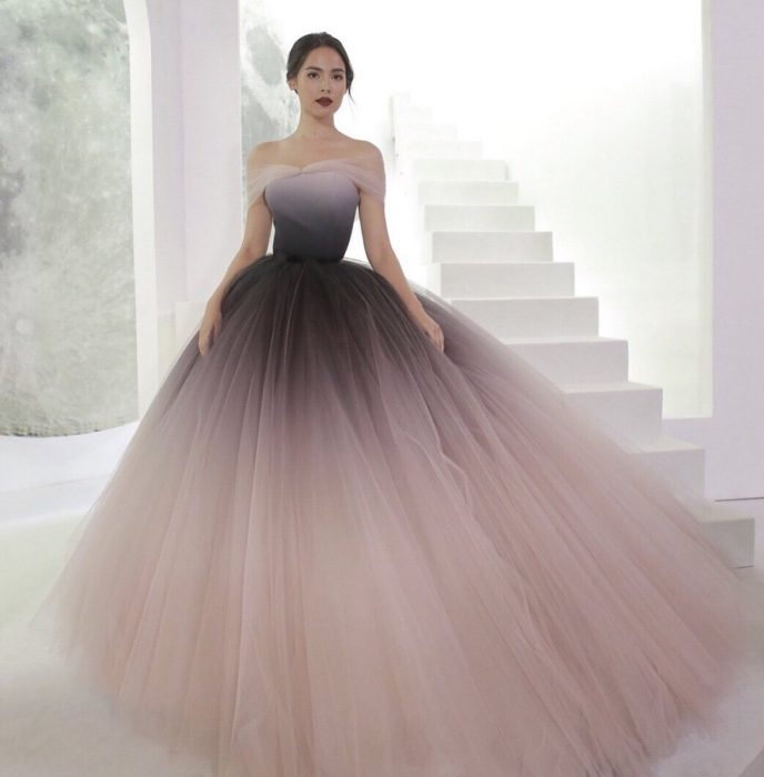 Menina modelando vestido transparente com corte princesa em tons rosa e preto