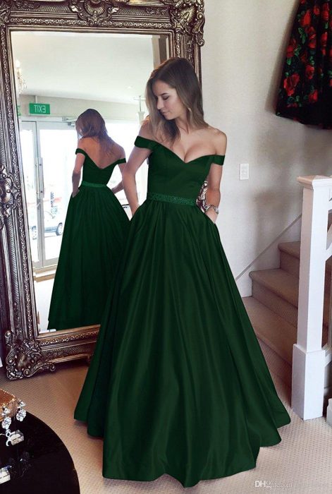 Menina modelando um vestido verde com corte de princesa
