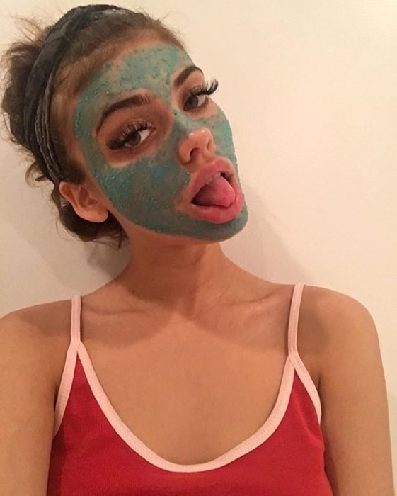 Menina aplicando uma máscara natural no rosto 