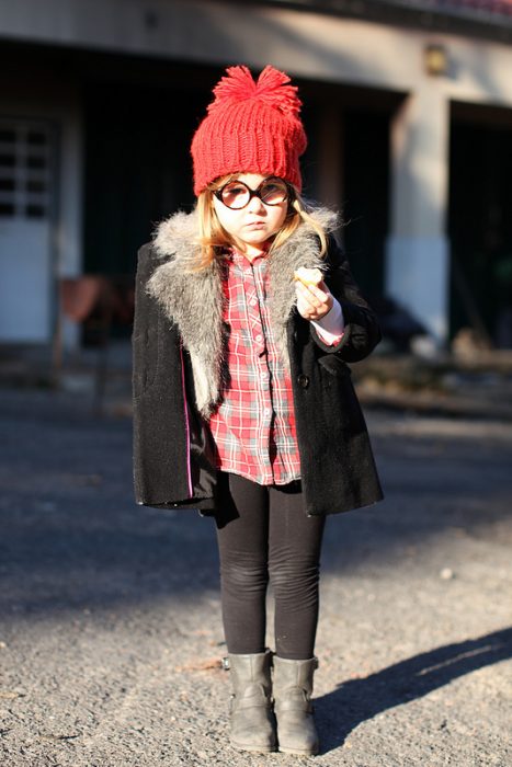 Mini fashionista vestida para o inverno 