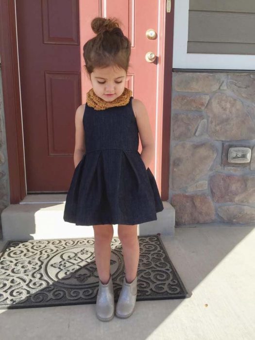 Menina minifashionista com vestido cinza e sapatos 