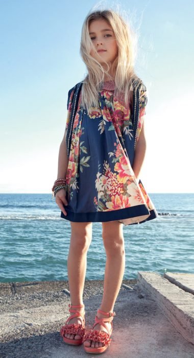Mini fashionista com vestido de praia e sapatos 