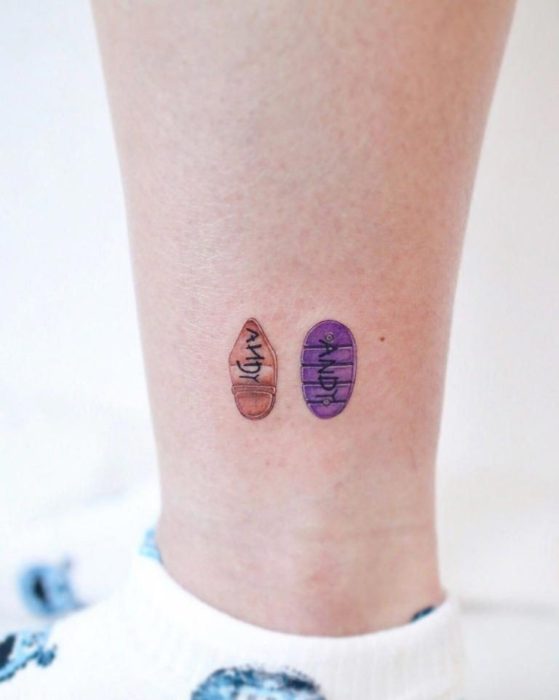 Tatuagem Minimalista de Toy Story, marca nas botas de Woody e Buzz Lightyear da Disney na perna