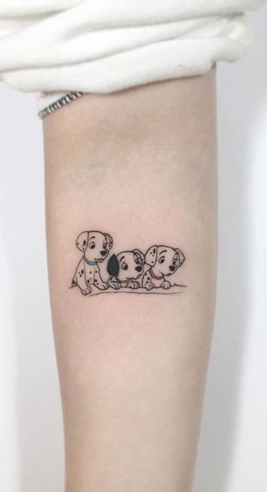 Tatuagem minimalista de 101 dálmatas no braço