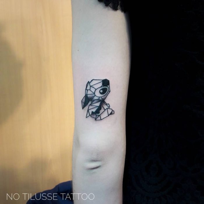 Tatuagem minimalista de Lilo e Stitch, com formas geométricas no braço