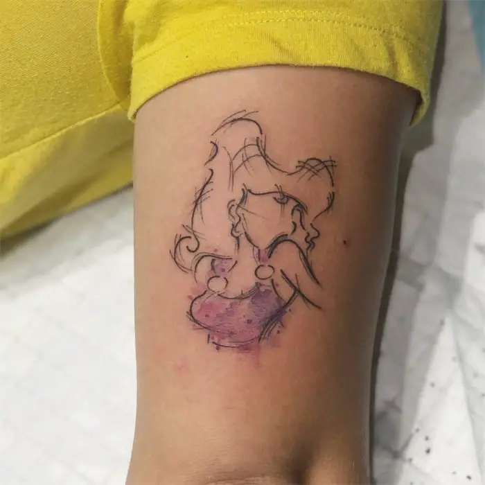 Tatuagem minimalista de Megara do Hércules da Disney, no braço