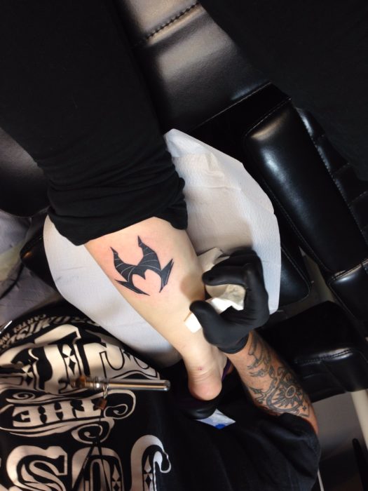 Tatuagem minimalista de Maleficent da Bela Adormecida na panturrilha