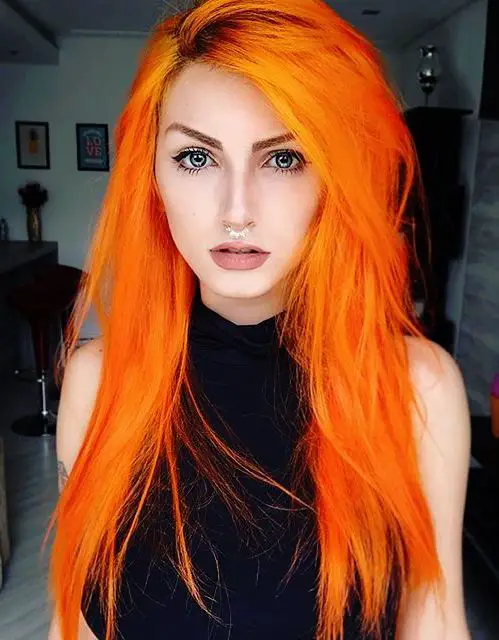 Garota com cabelo comprido tingido de laranja 
