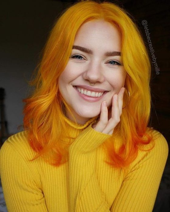 Garota com cabelo comprido tingido de laranja 