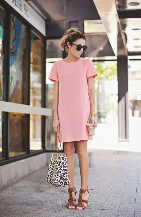 Menina com um vestido rosa largo 