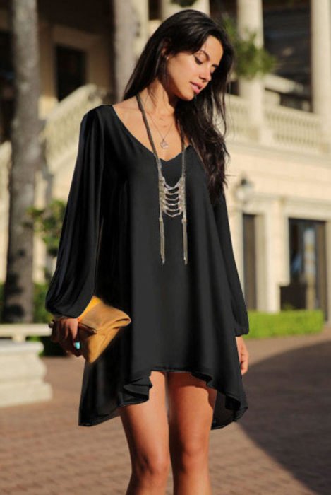 Menina com um vestido preto largo 