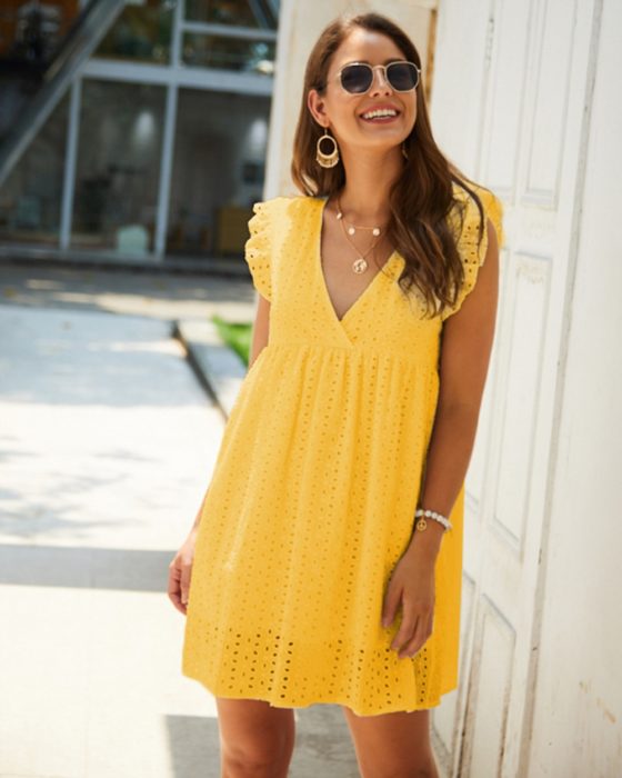 Menina com um vestido amarelo solto 