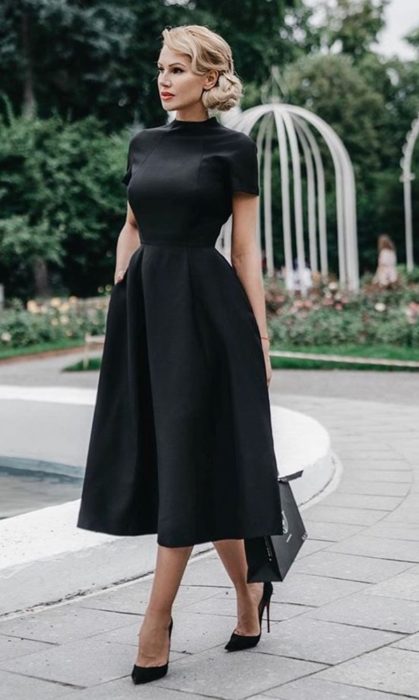 Rapariga com um vestido preto simples 
