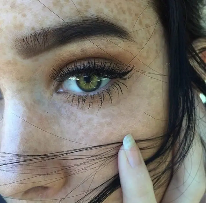 sobrancelha grande abundante maquiagem olhos verdes sardas 