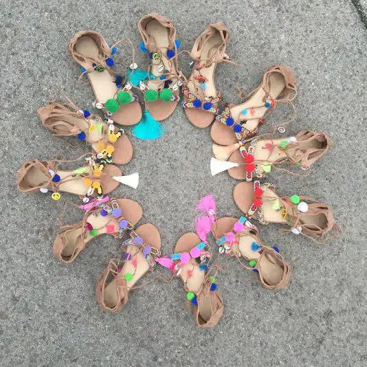 sandálias com pompons de várias cores
