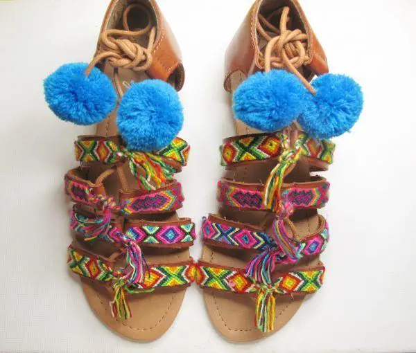 sandálias-com-pompons-cores-azul