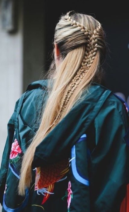 Penteado Viking para cabelo comprido, tranças a meio rabo de cavalo