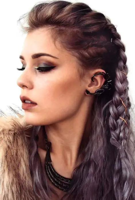 Menina de cabelo roxo com penteado viking, fofura com crepe