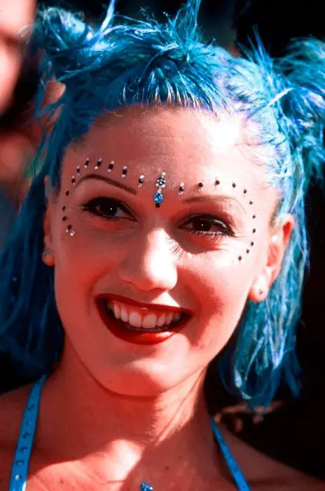 menina com cabelo azul 