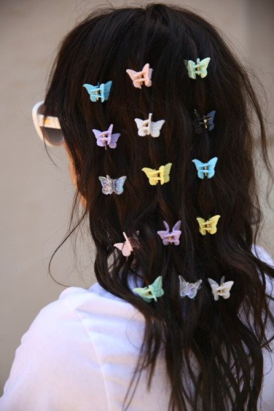 menina com borboletas no cabelo 