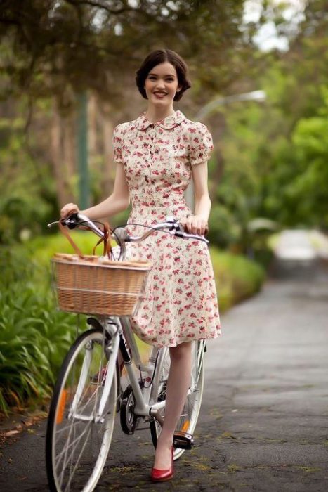 garota andando de bicicleta