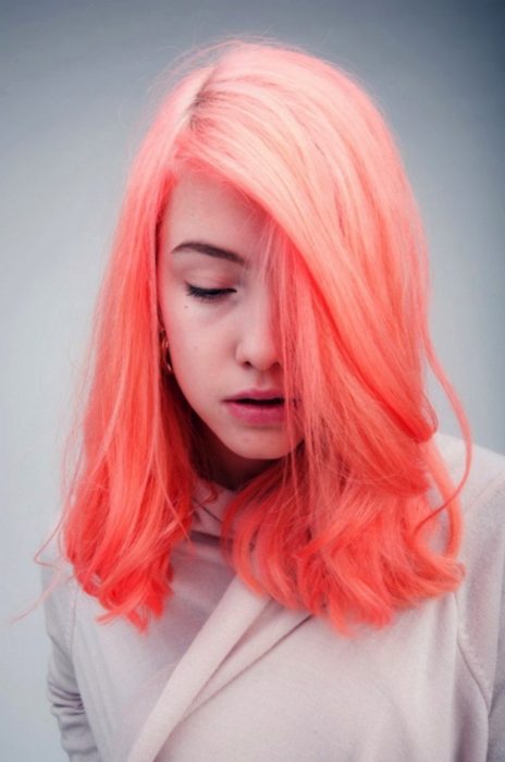 Menina com cabelo na cor coral 