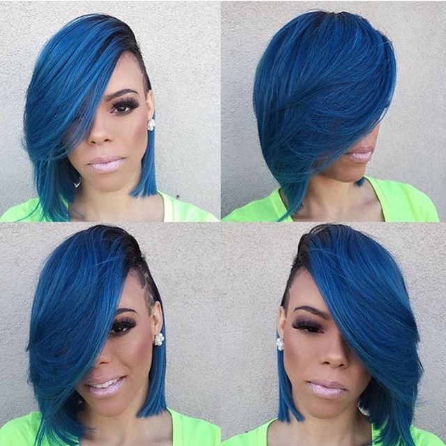 Menina com cabelo azul marinho 
