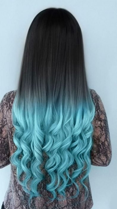 Menina de cabelo preto com pontas azuis 