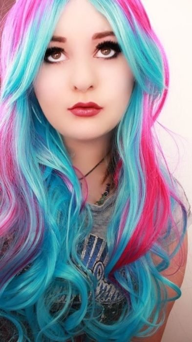 Menina com cabelo azul e rosa 