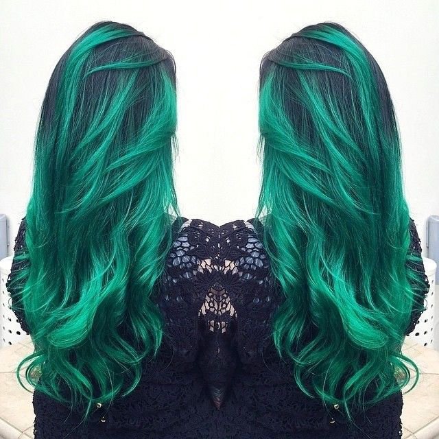 Menina com cabelo na cor verde 