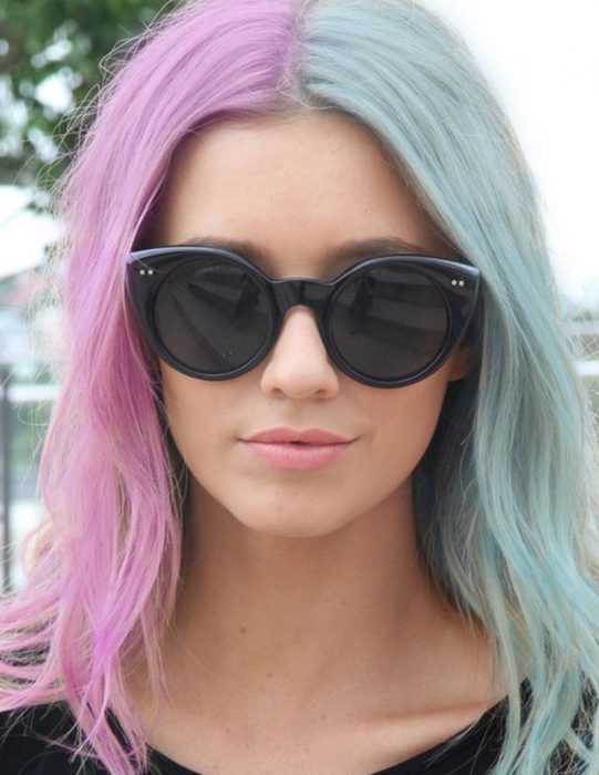 Garota com cabelo rosa e azul 