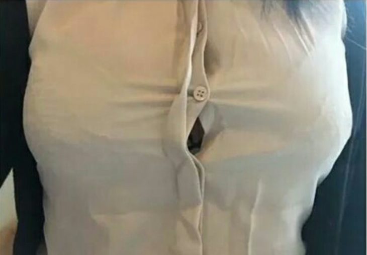 mulher com busto grande e camisa de botão 