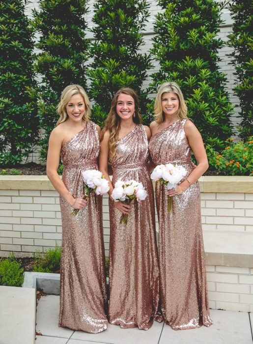 Meninas vestidas de damas de honra em cor dourada