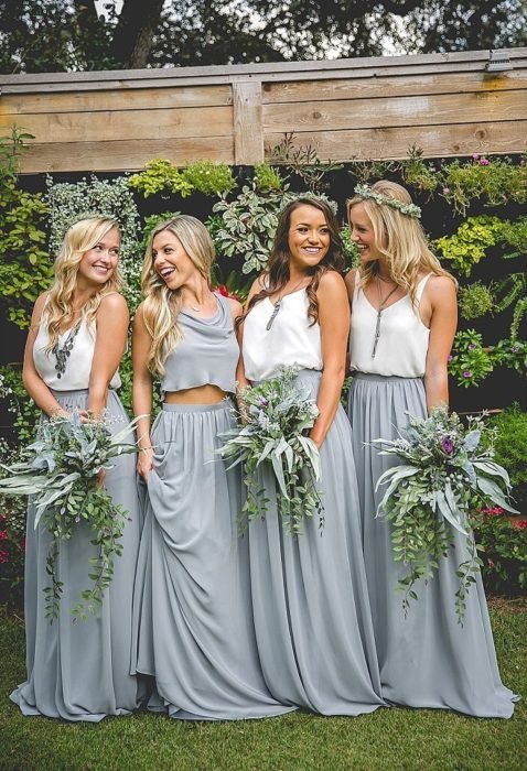 Meninas vestidas de damas de honra em cinza com branco