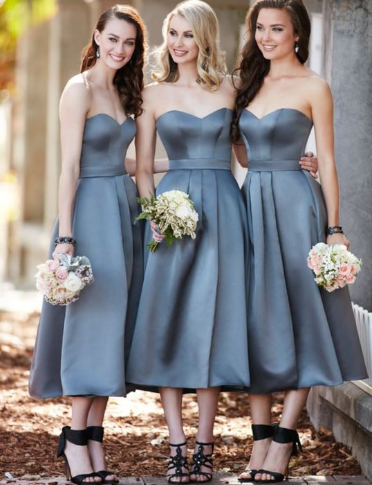 Meninas vestidas de damas de honra em cinza