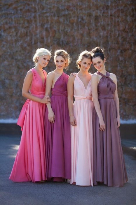 Meninas vestidas de damas de honra em cores rosa