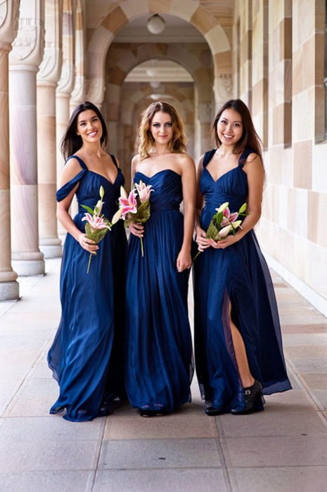Meninas vestidas de madrinhas de azul