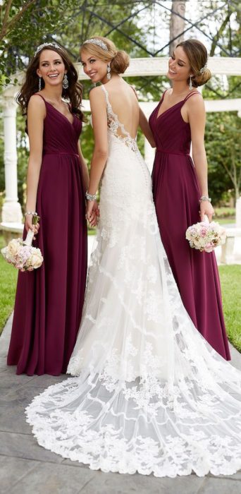 Meninas vestidas de damas de honra em cor cereja 