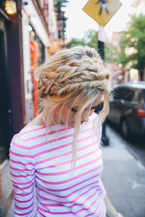 Idéias de penteados para calor;  menina loira em blusa listrada rosa e branca, penteada com duas coroas trançadas diferentes
