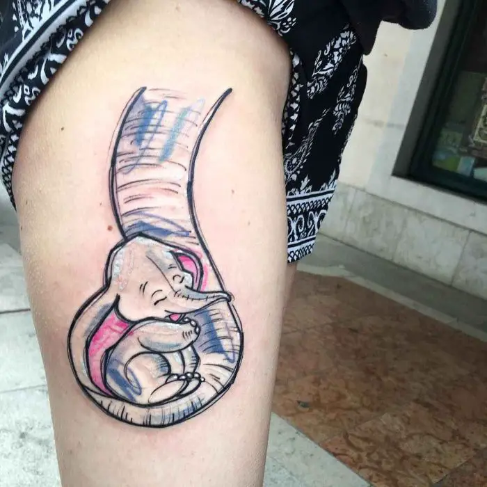 Dumbo abraçando a tatuagem da mãe