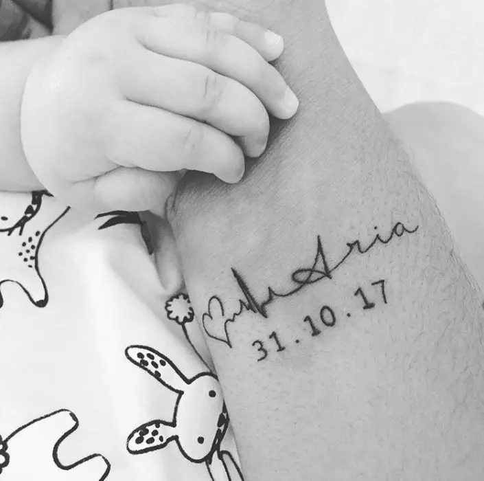 Tatuagem de batimento cardíaco de um bebê