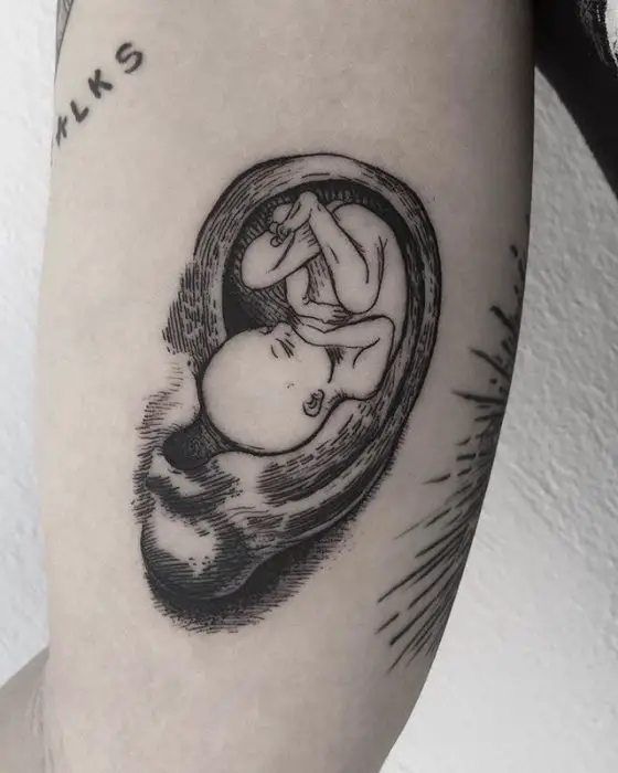 Tatuagem de bebê dentro de uma orelha