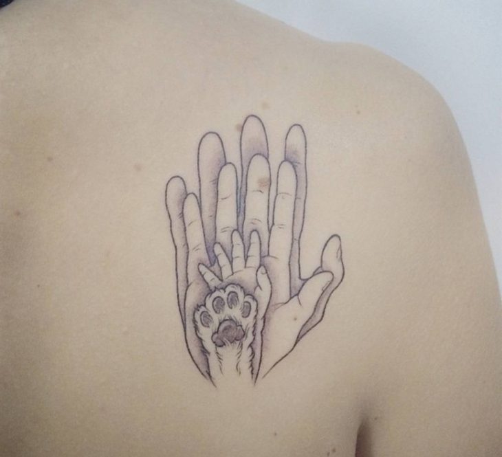 Tatuagem de mãos de família