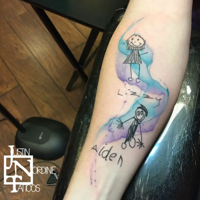 Desenho de criança tatuada em um braço