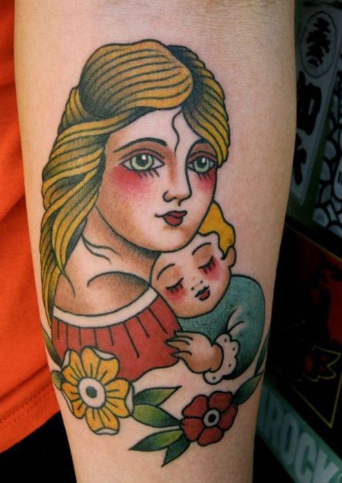 Tatuagem da velha escola de mãe carregando seu filho