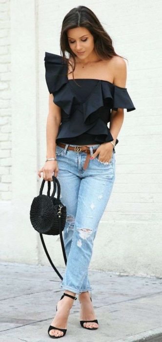 Garota vestindo uma roupa com jeans e blusa preta 