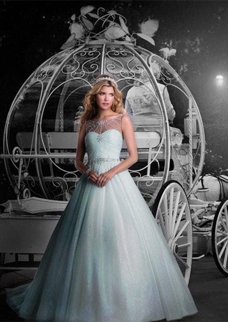 garota usando um vestido de noiva azul e parada na frente de um carrinho 