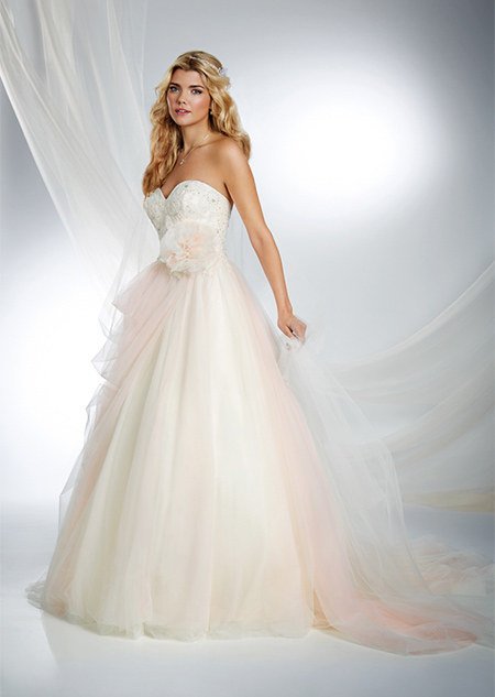Menina com vestido de noiva branco com rosa 