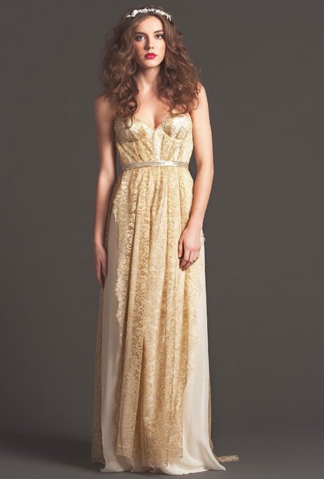 mulher usando um vestido de noiva amarelo com ouro 