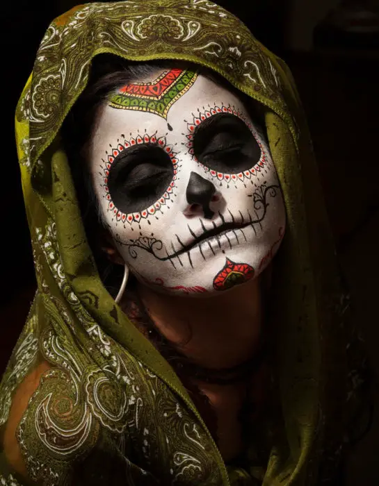Maquiagem tradicional Catrina Day of the Dead com xale verde